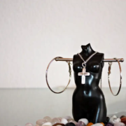 Leichte Creolen aus Silber – zauberhafter Ohrschmuck für Damen