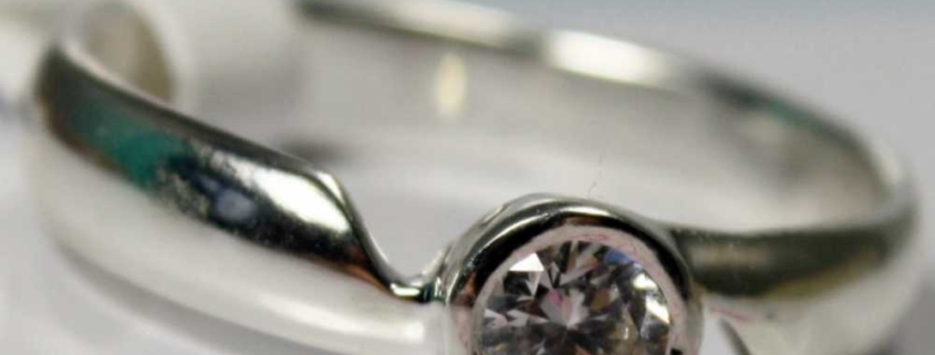 Verlobungsring mit Diamant aus Weißgold