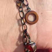 Schmuck läuft an: Das können Sie tun, damit der Glanz zurückkommt