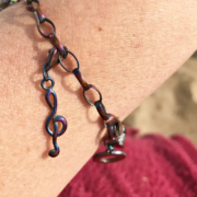 Schmuck angelaufen – so wird er wieder glänzend