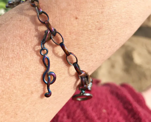 Schmuck angelaufen – so wird er wieder glänzend