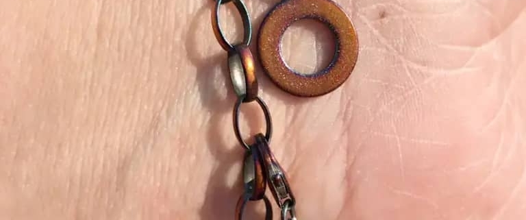 Schmuck läuft an: Das können Sie tun, damit der Glanz zurückkommt