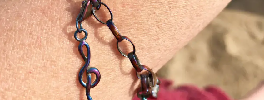 Schmuck angelaufen – so wird er wieder glänzend